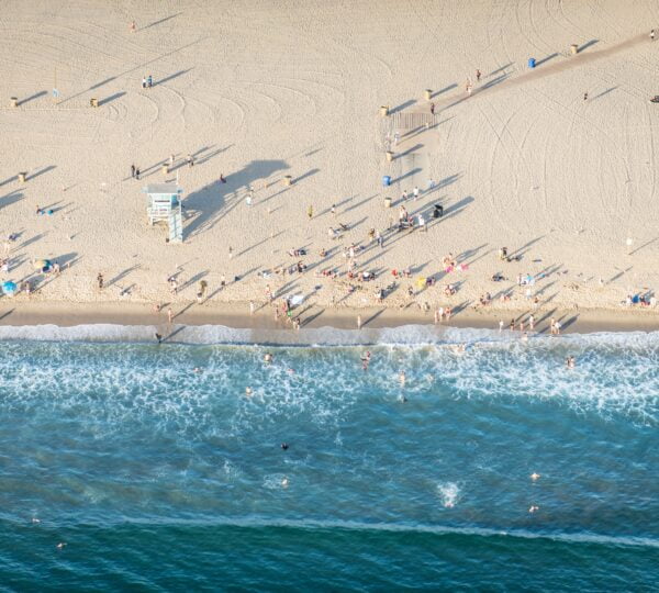 منظر لجوي لإحدى شواطئ كاليفورنيا