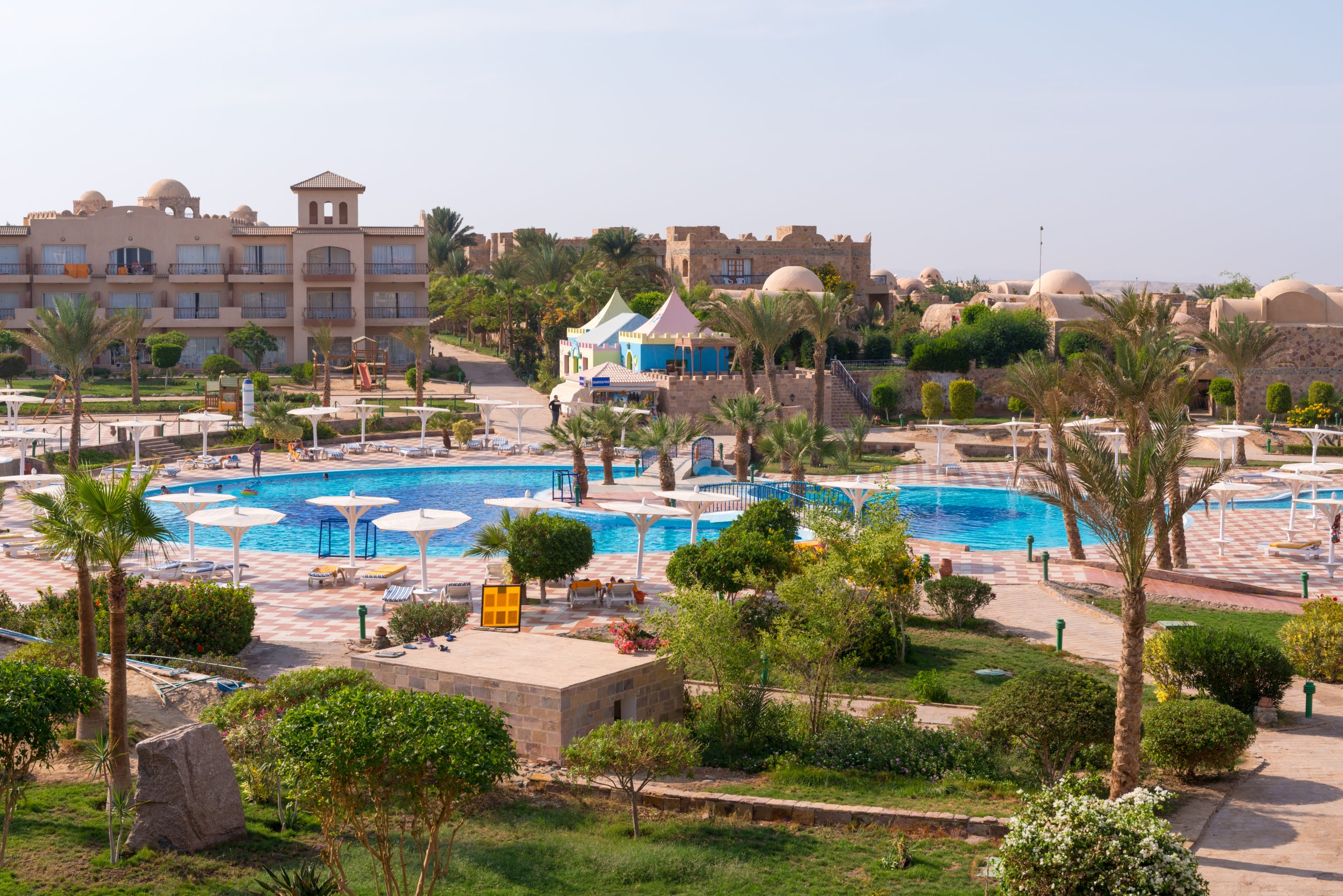 كتشف سحر الجونة بمصر: مدينة البحيرات الزرقاء على البحر الأحمر. استمتع بالرفاهية، الغوص، الكايت سيرف، وأجواء أبو تيج مارينا. 