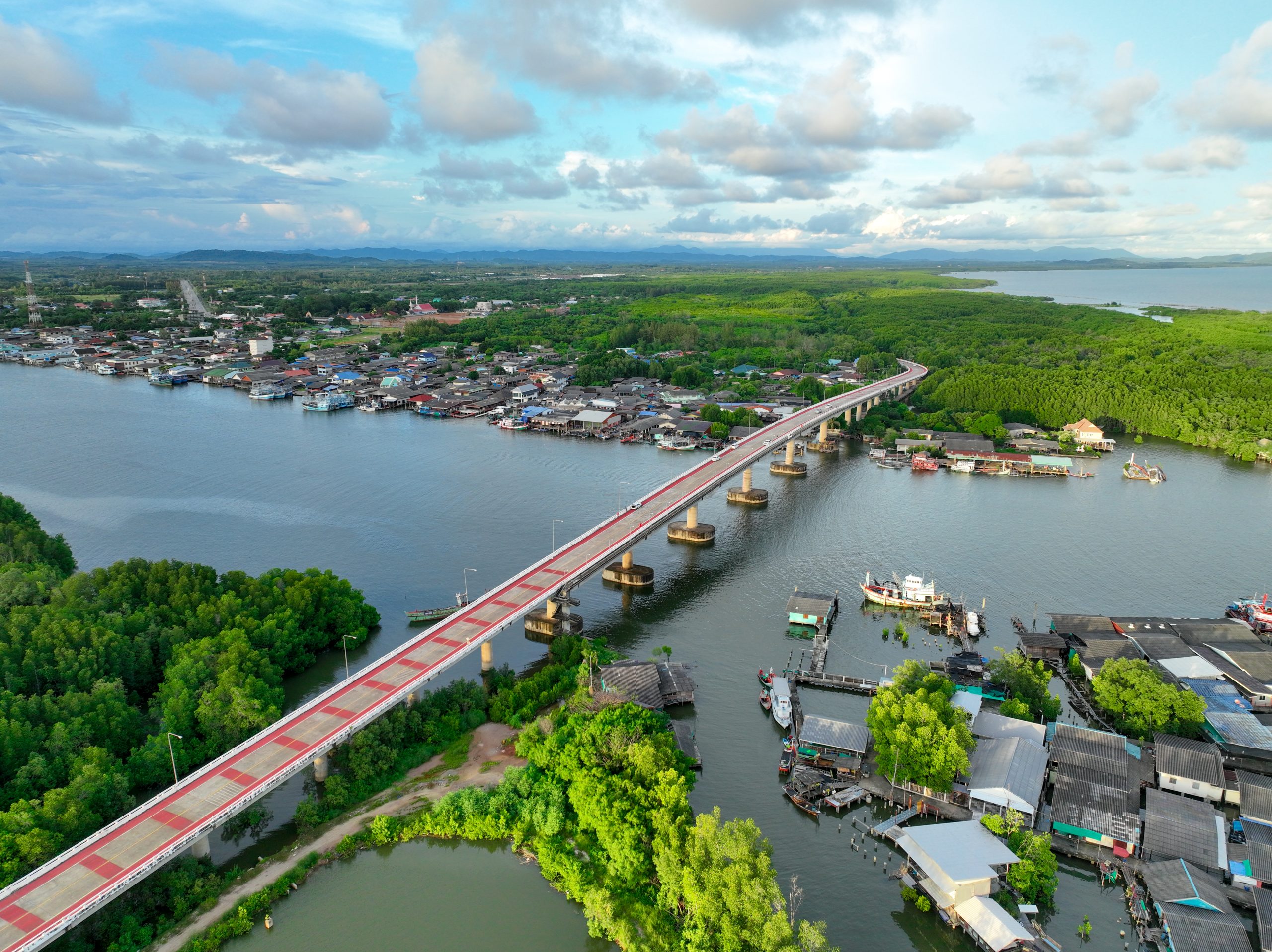 اكتشف هوي أن بفيتنام: مدينة الفوانيس الملونة وكنز اليونسكو. تجوّل بالبلدة القديمة، واستمتع بالنهر، وتعرّف على المطبخ الفيتنامي الأصيل.