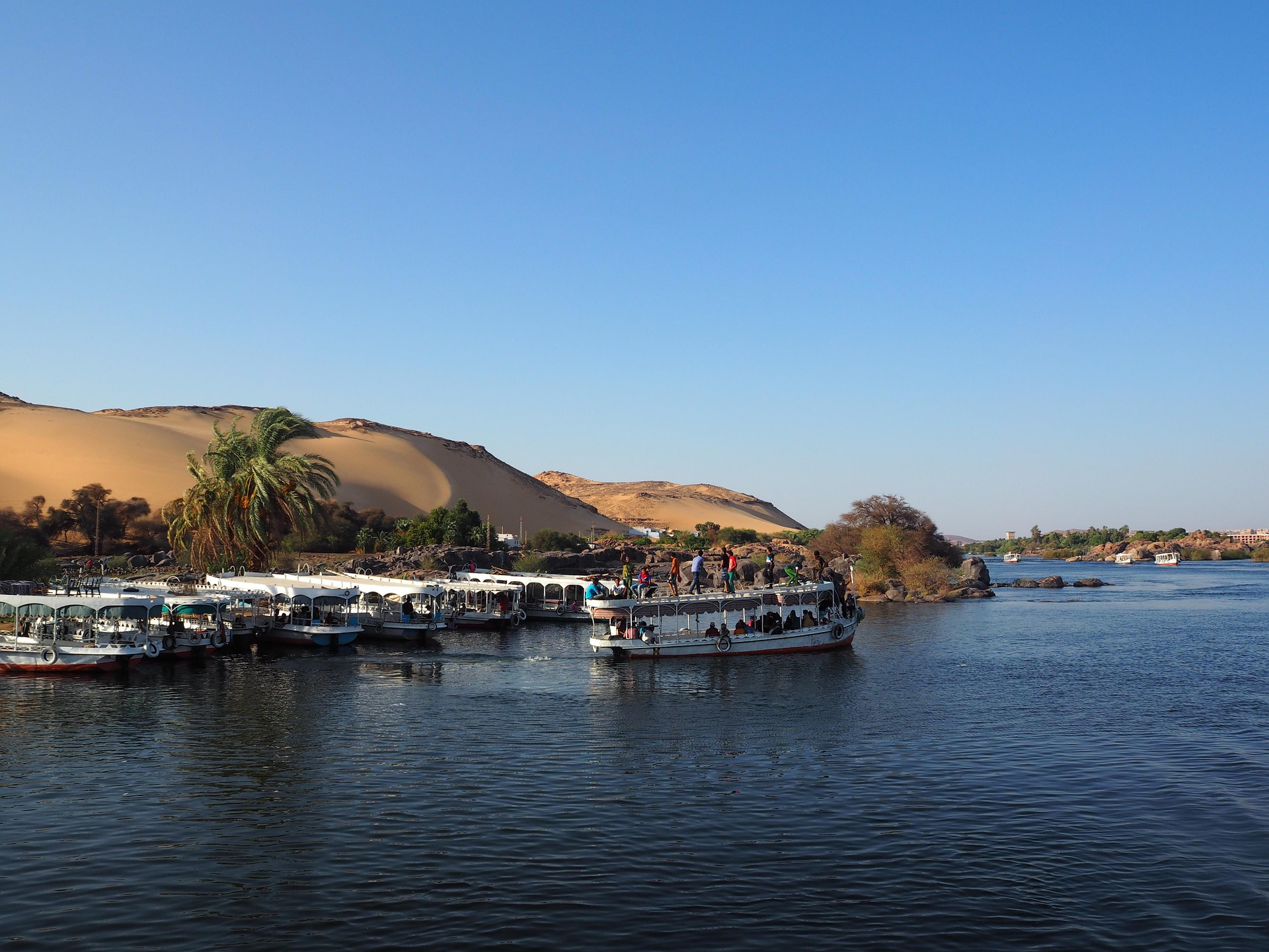 اكتشف أسوان بمصر: درة النيل الساحرة ومدينة الشتاء الدافئ. استمتع برحلات الفلوكة، معبد فيلة، السد العالي، واستكشف الثقافة النوبية. وجهتك للجمال والهدوء