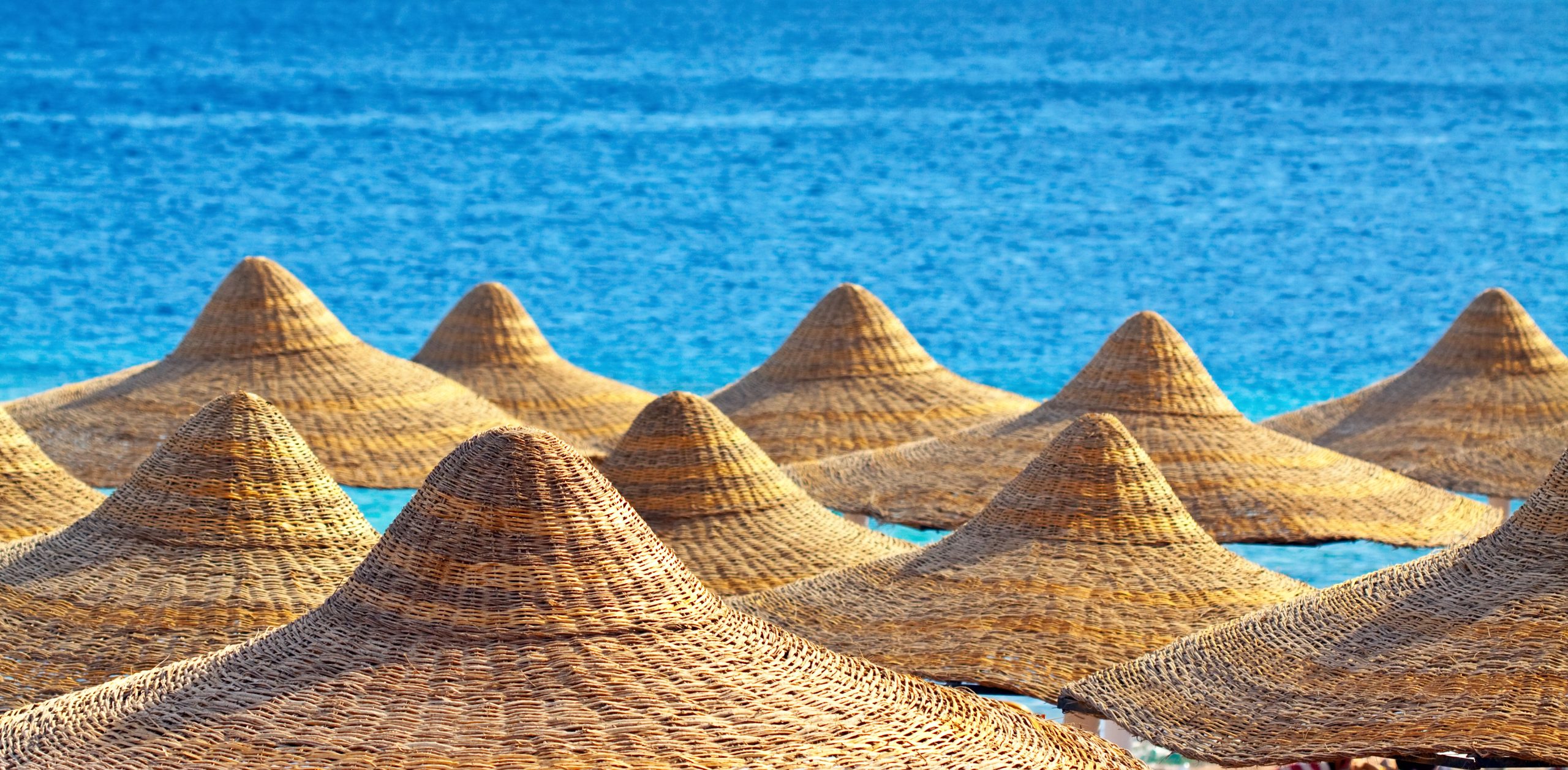 اكتشف العين السخنة بمصر: وجهتك المثالية على البحر الأحمر لمياهها الدافئة وشواطئها الهادئة. استمتع بالتلفريك، الأنشطة المائية، والاسترخاء. 