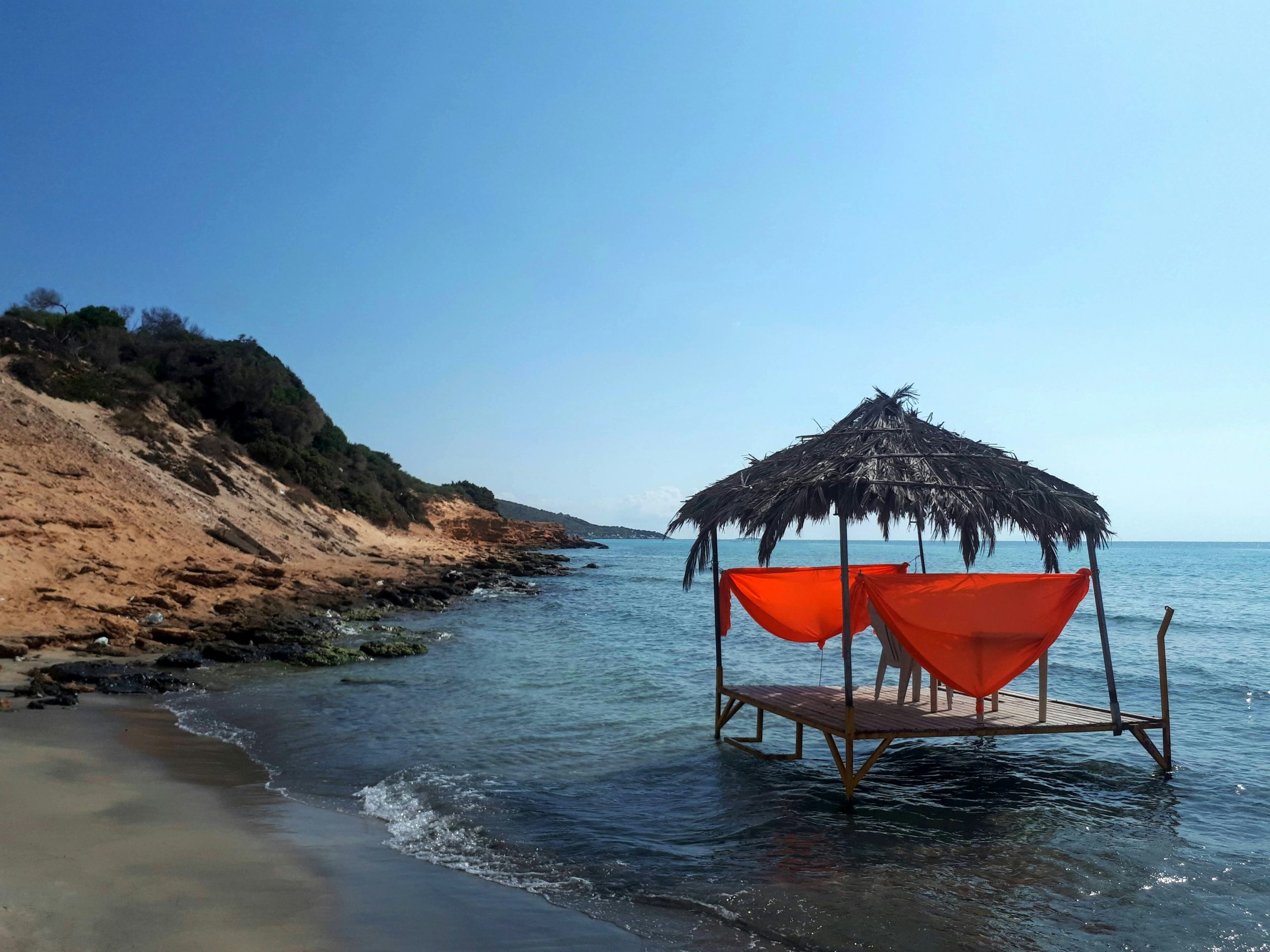 اكتشف سحر بنزرت، تونس: عروس الشمال وأقصى نقطة بإفريقيا. استكشف ميناءها القديم، القصبة، بحيرة إشكل، وشواطئها الخلابة. دليلك الكامل لرحلة تاريخية وطبيعية لا تُنسى!