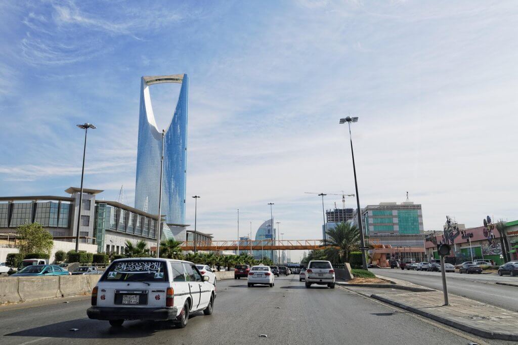 فعاليات الرياض في أكتوبر: شارع عام في مدينة الرياض يعج بالسيارات أمام برج المملكة الشاهق ذي العمارة الحديثة.